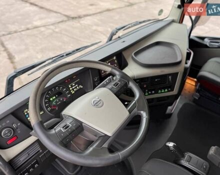 Оранжевый Вольво FH 13, объемом двигателя 12.9 л и пробегом 599 тыс. км за 40060 $, фото 28 на Automoto.ua