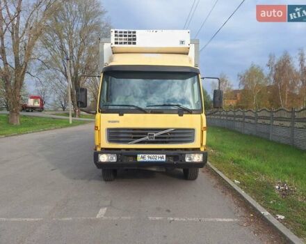 Желтый Вольво FL 6, объемом двигателя 6 л и пробегом 600 тыс. км за 10000 $, фото 1 на Automoto.ua