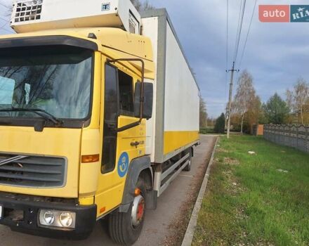 Желтый Вольво FL 6, объемом двигателя 6 л и пробегом 600 тыс. км за 10000 $, фото 2 на Automoto.ua