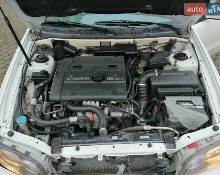 Білий Вольво S40, об'ємом двигуна 1.73 л та пробігом 356 тис. км за 1800 $, фото 9 на Automoto.ua