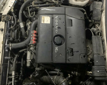 Белый Вольво С40, объемом двигателя 2 л и пробегом 295 тыс. км за 1800 $, фото 3 на Automoto.ua