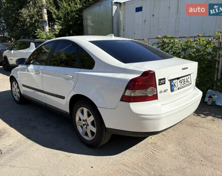 Вольво С40 2006 в Киеве на Automoto.ua Белый Вольво С40, объемом двигателя 2 л и пробегом 265 тыс. км за 6000 $, фото 3 на Automoto.ua