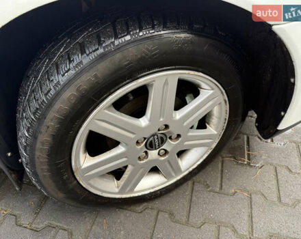 Белый Вольво С40, объемом двигателя 1.6 л и пробегом 140 тыс. км за 4800 $, фото 2 на Automoto.ua