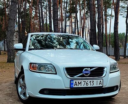 Белый Вольво С40, объемом двигателя 2 л и пробегом 206 тыс. км за 7100 $, фото 1 на Automoto.ua