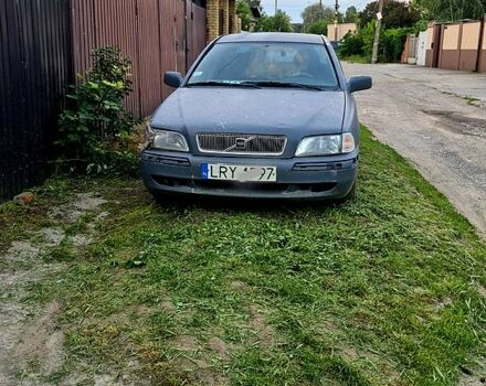 Серый Вольво С40, объемом двигателя 1.9 л и пробегом 300 тыс. км за 1200 $, фото 1 на Automoto.ua