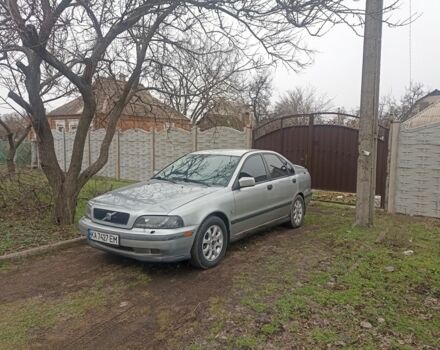 Серый Вольво С40, объемом двигателя 2 л и пробегом 300 тыс. км за 2950 $, фото 1 на Automoto.ua