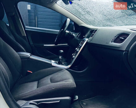 Білий Вольво С60, об'ємом двигуна 1.56 л та пробігом 193 тис. км за 10000 $, фото 38 на Automoto.ua