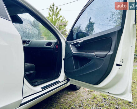 Білий Вольво С60, об'ємом двигуна 1.56 л та пробігом 193 тис. км за 10000 $, фото 37 на Automoto.ua