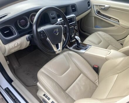 Белый Вольво С60, объемом двигателя 2.5 л и пробегом 234 тыс. км за 10300 $, фото 1 на Automoto.ua