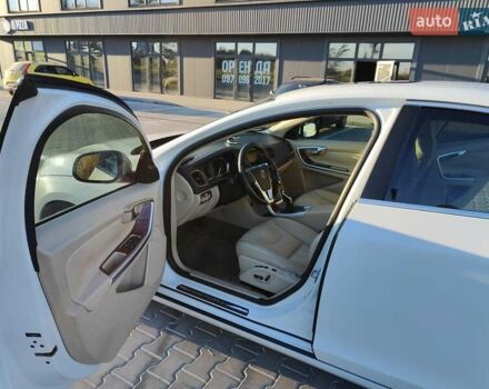 Вольво С60 2013 в Киеве на Automoto.ua Белый Вольво С60, объемом двигателя 2.52 л и пробегом 164 тыс. км за 12500 $, фото 10 на Automoto.ua