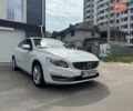 Белый Вольво С60, объемом двигателя 2.5 л и пробегом 130 тыс. км за 12500 $, фото 2 на Automoto.ua