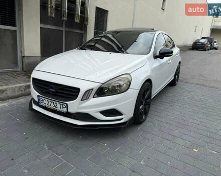 Белый Вольво С60, объемом двигателя 3 л и пробегом 155 тыс. км за 10900 $, фото 1 на Automoto.ua