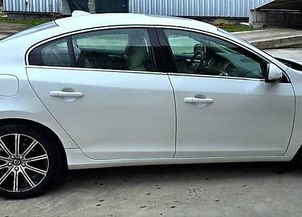 Белый Вольво С60, объемом двигателя 2 л и пробегом 220 тыс. км за 13900 $, фото 1 на Automoto.ua