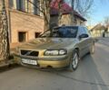 Желтый Вольво С60, объемом двигателя 2.4 л и пробегом 327 тыс. км за 2650 $, фото 1 на Automoto.ua
