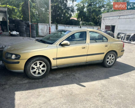 Желтый Вольво С60, объемом двигателя 2.44 л и пробегом 375 тыс. км за 3750 $, фото 1 на Automoto.ua
