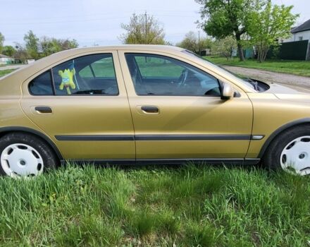 Желтый Вольво С60, объемом двигателя 2.4 л и пробегом 250 тыс. км за 1500 $, фото 1 на Automoto.ua