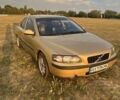 Желтый Вольво С60, объемом двигателя 2.4 л и пробегом 315 тыс. км за 4000 $, фото 1 на Automoto.ua