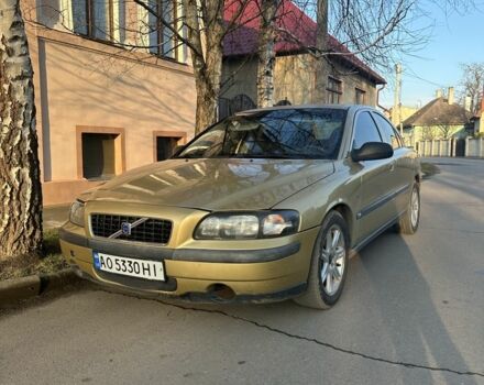 Желтый Вольво С60, объемом двигателя 2.4 л и пробегом 327 тыс. км за 2650 $, фото 1 на Automoto.ua