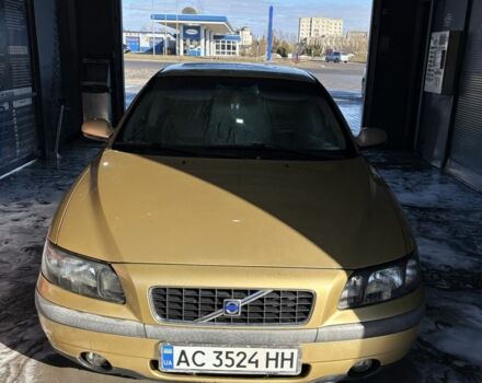 Желтый Вольво С60, объемом двигателя 2.4 л и пробегом 350 тыс. км за 4062 $, фото 1 на Automoto.ua