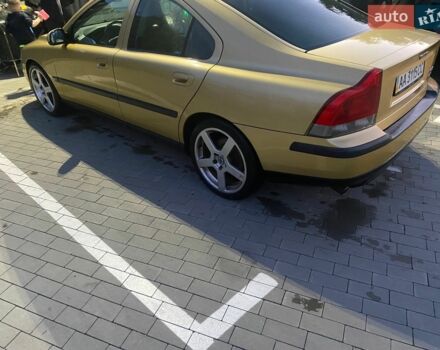 Желтый Вольво С60, объемом двигателя 2.44 л и пробегом 319 тыс. км за 4500 $, фото 1 на Automoto.ua