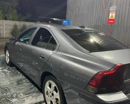 Серый Вольво С60, объемом двигателя 2.5 л и пробегом 340 тыс. км за 5300 $, фото 2 на Automoto.ua