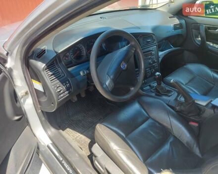 Серый Вольво С60, объемом двигателя 2.4 л и пробегом 347 тыс. км за 5700 $, фото 2 на Automoto.ua