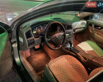 Серый Вольво С60, объемом двигателя 2.4 л и пробегом 330 тыс. км за 3500 $, фото 4 на Automoto.ua