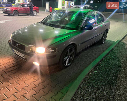 Серый Вольво С60, объемом двигателя 2.4 л и пробегом 330 тыс. км за 3500 $, фото 3 на Automoto.ua