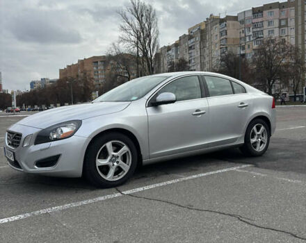 Серый Вольво С60, объемом двигателя 2.52 л и пробегом 230 тыс. км за 9800 $, фото 2 на Automoto.ua