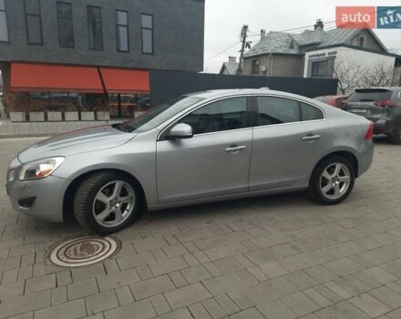 Серый Вольво С60, объемом двигателя 2.5 л и пробегом 325 тыс. км за 10750 $, фото 1 на Automoto.ua