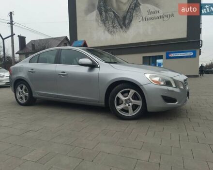 Серый Вольво С60, объемом двигателя 2.5 л и пробегом 325 тыс. км за 10750 $, фото 3 на Automoto.ua