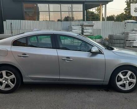 Серый Вольво С60, объемом двигателя 2.5 л и пробегом 325 тыс. км за 10900 $, фото 4 на Automoto.ua