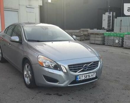 Серый Вольво С60, объемом двигателя 2.5 л и пробегом 325 тыс. км за 10900 $, фото 2 на Automoto.ua