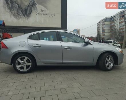 Серый Вольво С60, объемом двигателя 2.5 л и пробегом 325 тыс. км за 10750 $, фото 4 на Automoto.ua