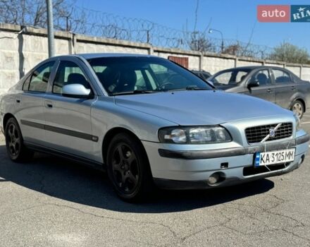 Серый Вольво С60, объемом двигателя 2.4 л и пробегом 400 тыс. км за 2650 $, фото 1 на Automoto.ua