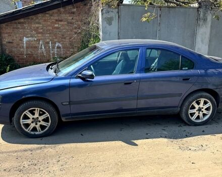 Синий Вольво С60, объемом двигателя 2.4 л и пробегом 305 тыс. км за 2600 $, фото 1 на Automoto.ua