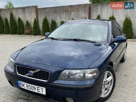 Синий Вольво С60, объемом двигателя 2.4 л и пробегом 390 тыс. км за 4500 $, фото 1 на Automoto.ua