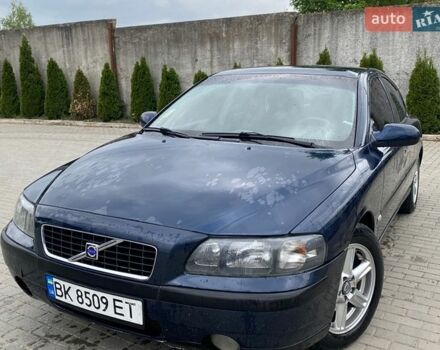 Синий Вольво С60, объемом двигателя 2.4 л и пробегом 390 тыс. км за 4500 $, фото 1 на Automoto.ua