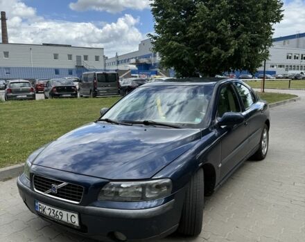 Синий Вольво С60, объемом двигателя 2.4 л и пробегом 250 тыс. км за 1600 $, фото 1 на Automoto.ua