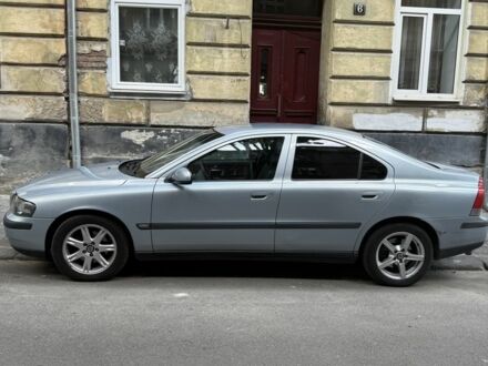 Синий Вольво С60, объемом двигателя 2.4 л и пробегом 300 тыс. км за 4000 $, фото 1 на Automoto.ua