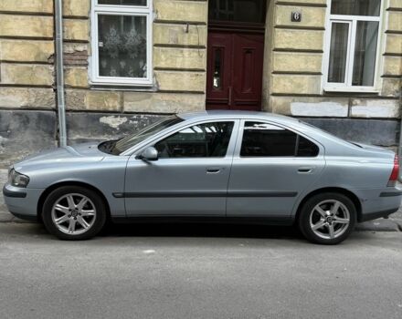 Синий Вольво С60, объемом двигателя 2.4 л и пробегом 300 тыс. км за 4000 $, фото 1 на Automoto.ua