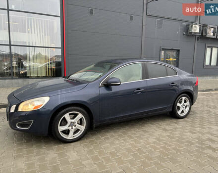 Синий Вольво С60, объемом двигателя 2.5 л и пробегом 225 тыс. км за 8200 $, фото 1 на Automoto.ua