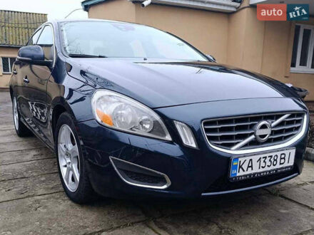 Синий Вольво С60, объемом двигателя 2.5 л и пробегом 225 тыс. км за 8950 $, фото 1 на Automoto.ua