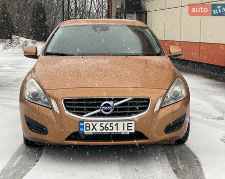 Оранжевый Вольво С60, объемом двигателя 1.6 л и пробегом 240 тыс. км за 9500 $, фото 1 на Automoto.ua