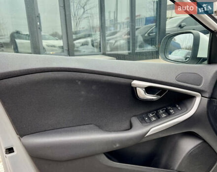 Білий Вольво V40, об'ємом двигуна 1.56 л та пробігом 309 тис. км за 9800 $, фото 15 на Automoto.ua