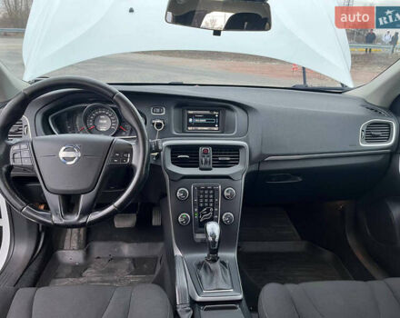 Белый Вольво В40, объемом двигателя 1.56 л и пробегом 309 тыс. км за 9500 $, фото 5 на Automoto.ua
