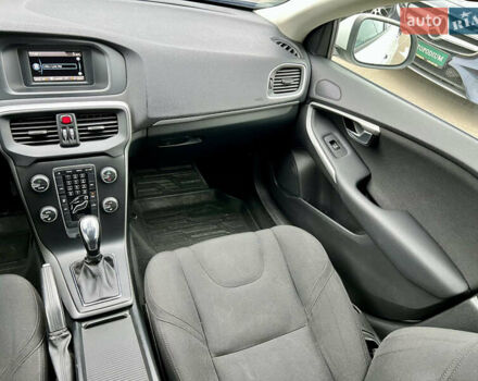 Білий Вольво V40, об'ємом двигуна 1.56 л та пробігом 309 тис. км за 9800 $, фото 40 на Automoto.ua