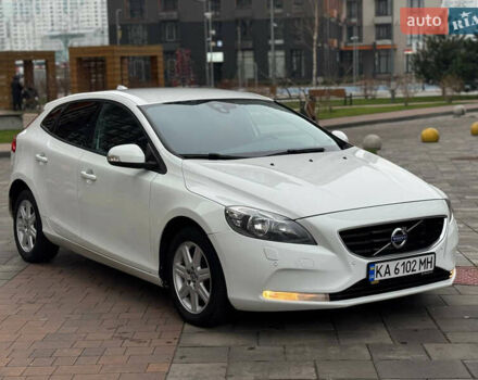 Белый Вольво В40, объемом двигателя 1.6 л и пробегом 309 тыс. км за 8900 $, фото 3 на Automoto.ua