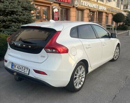Белый Вольво В40, объемом двигателя 1.56 л и пробегом 275 тыс. км за 9700 $, фото 4 на Automoto.ua