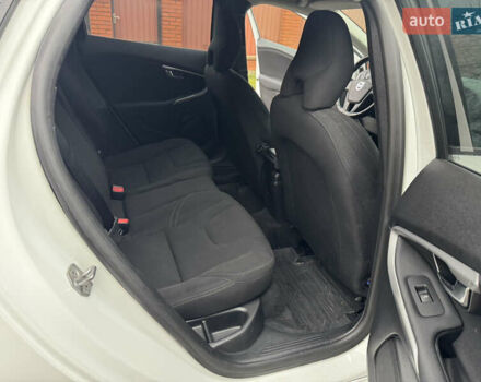 Белый Вольво В40, объемом двигателя 1.56 л и пробегом 242 тыс. км за 9999 $, фото 17 на Automoto.ua